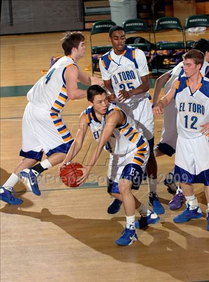 Thumbnail 2 in El Toro vs. Mesa (MaxPreps Holiday Classic) photogallery.