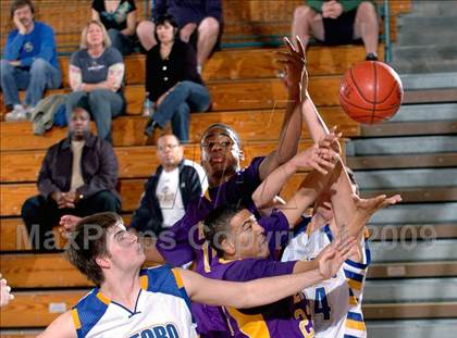 Thumbnail 2 in El Toro vs. Mesa (MaxPreps Holiday Classic) photogallery.