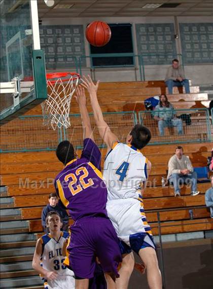 Thumbnail 2 in El Toro vs. Mesa (MaxPreps Holiday Classic) photogallery.