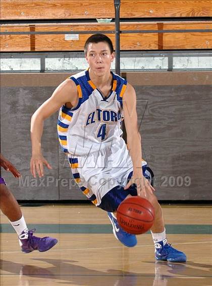 Thumbnail 2 in El Toro vs. Mesa (MaxPreps Holiday Classic) photogallery.