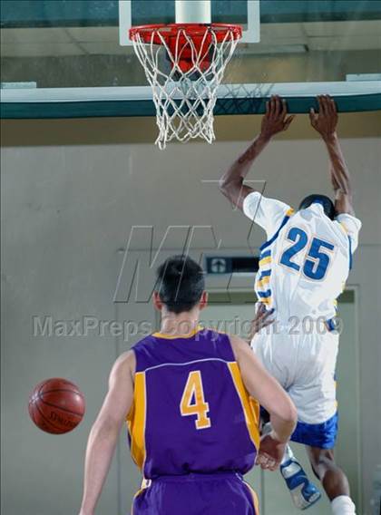 Thumbnail 1 in El Toro vs. Mesa (MaxPreps Holiday Classic) photogallery.