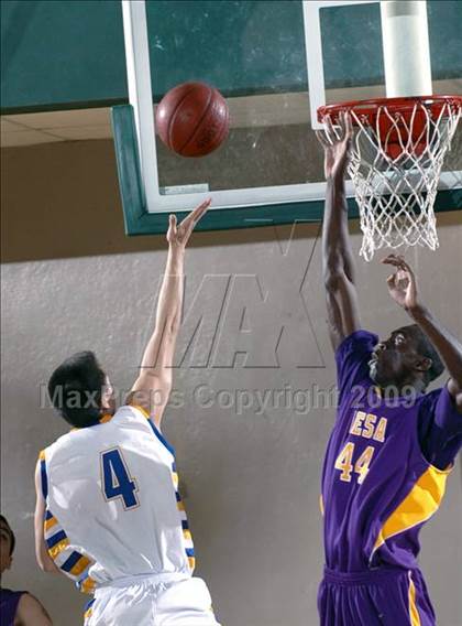Thumbnail 3 in El Toro vs. Mesa (MaxPreps Holiday Classic) photogallery.