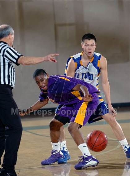 Thumbnail 1 in El Toro vs. Mesa (MaxPreps Holiday Classic) photogallery.