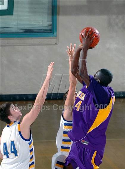 Thumbnail 1 in El Toro vs. Mesa (MaxPreps Holiday Classic) photogallery.
