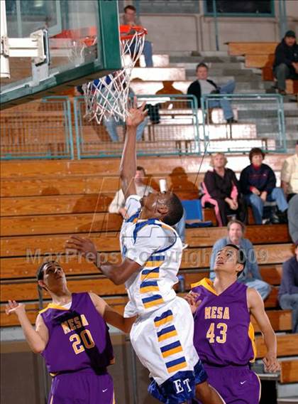Thumbnail 1 in El Toro vs. Mesa (MaxPreps Holiday Classic) photogallery.