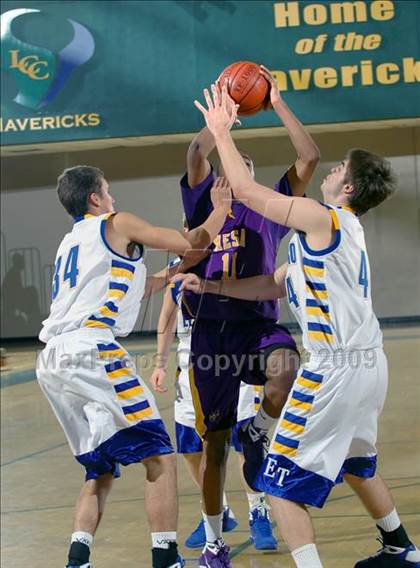 Thumbnail 3 in El Toro vs. Mesa (MaxPreps Holiday Classic) photogallery.