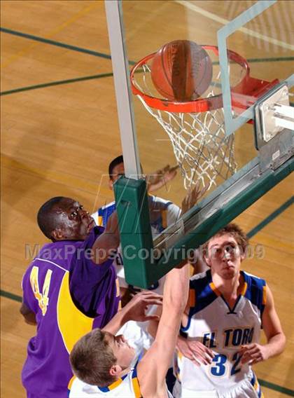 Thumbnail 1 in El Toro vs. Mesa (MaxPreps Holiday Classic) photogallery.