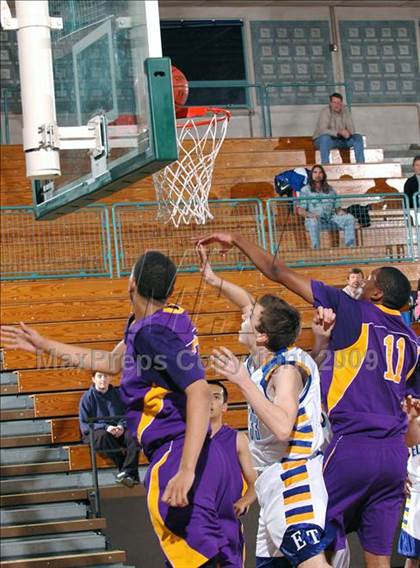 Thumbnail 3 in El Toro vs. Mesa (MaxPreps Holiday Classic) photogallery.