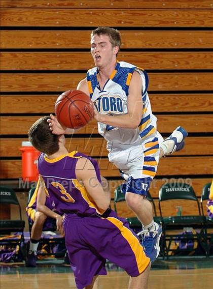 Thumbnail 3 in El Toro vs. Mesa (MaxPreps Holiday Classic) photogallery.