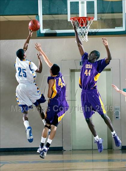 Thumbnail 2 in El Toro vs. Mesa (MaxPreps Holiday Classic) photogallery.