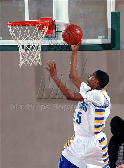 Thumbnail 2 in El Toro vs. Mesa (MaxPreps Holiday Classic) photogallery.
