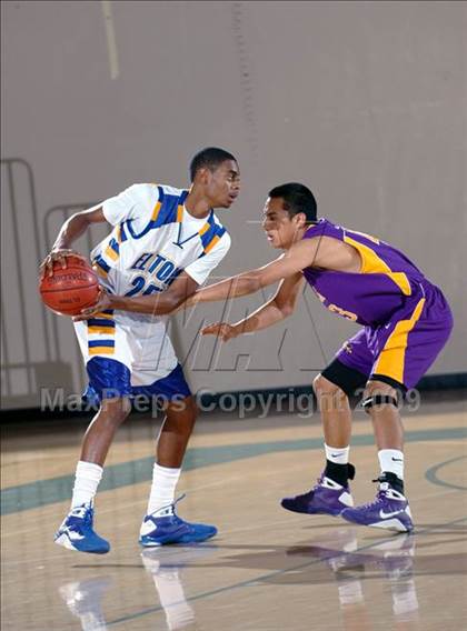 Thumbnail 2 in El Toro vs. Mesa (MaxPreps Holiday Classic) photogallery.
