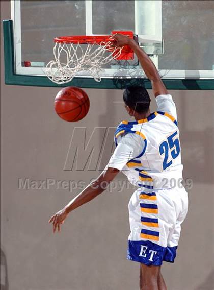 Thumbnail 3 in El Toro vs. Mesa (MaxPreps Holiday Classic) photogallery.