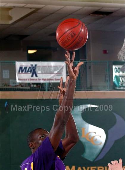 Thumbnail 1 in El Toro vs. Mesa (MaxPreps Holiday Classic) photogallery.