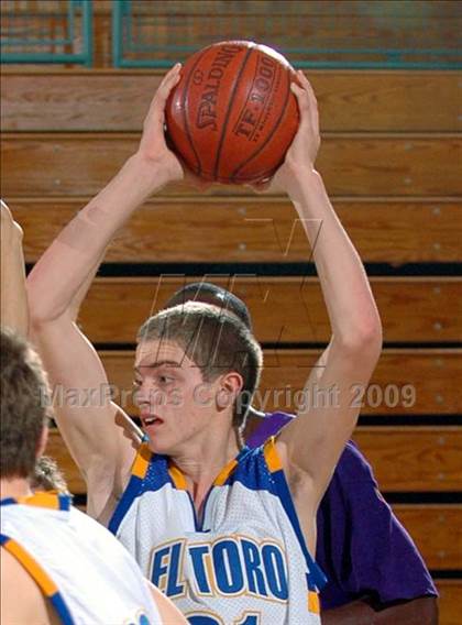 Thumbnail 3 in El Toro vs. Mesa (MaxPreps Holiday Classic) photogallery.