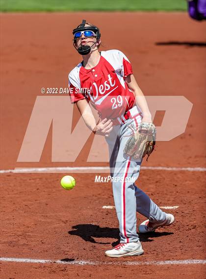 Thumbnail 3 in Davenport West vs Liberty (Varsity Classic) photogallery.
