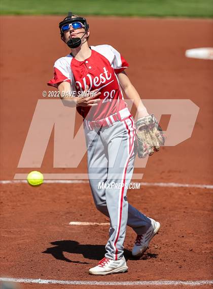Thumbnail 3 in Davenport West vs Liberty (Varsity Classic) photogallery.