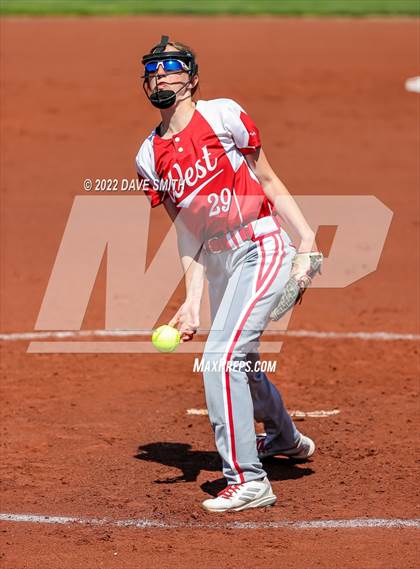 Thumbnail 3 in Davenport West vs Liberty (Varsity Classic) photogallery.