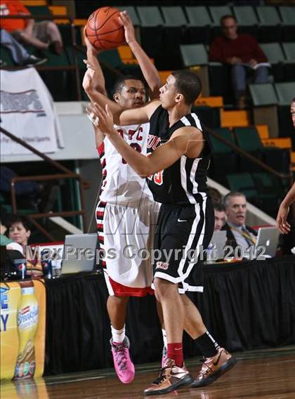 Thumbnail 2 in OTC Middle College vs. Tuckahoe (NYSPHSAA Class C Final) photogallery.