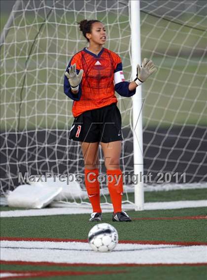 Thumbnail 2 in Hutto vs Hays (4A Region 4 Bi-District Playoffs) photogallery.