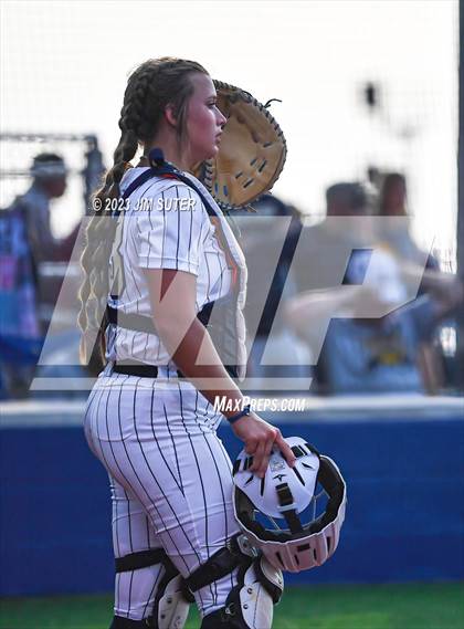 Thumbnail 1 in Lake Creek vs Pflugerville (UIL 5A Reg III Quarterfinal) photogallery.