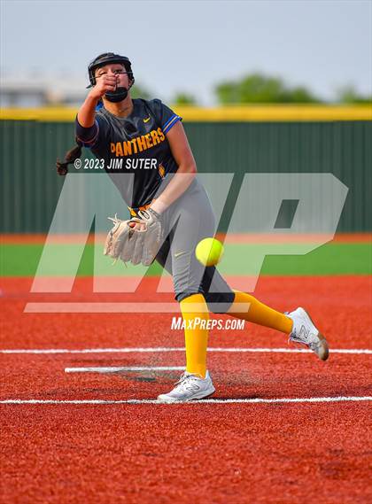 Thumbnail 1 in Lake Creek vs Pflugerville (UIL 5A Reg III Quarterfinal) photogallery.