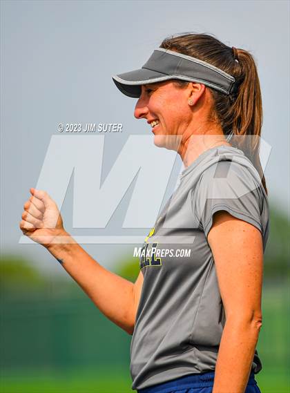 Thumbnail 1 in Lake Creek vs Pflugerville (UIL 5A Reg III Quarterfinal) photogallery.