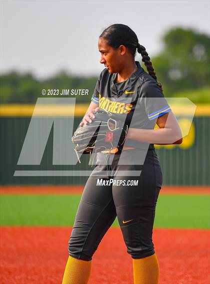 Thumbnail 1 in Lake Creek vs Pflugerville (UIL 5A Reg III Quarterfinal) photogallery.