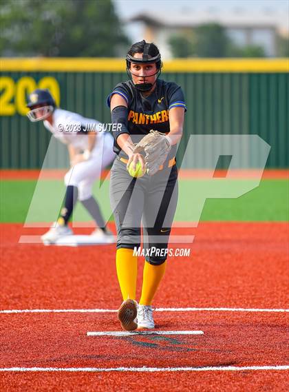 Thumbnail 3 in Lake Creek vs Pflugerville (UIL 5A Reg III Quarterfinal) photogallery.
