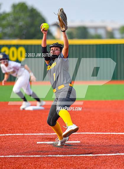 Thumbnail 3 in Lake Creek vs Pflugerville (UIL 5A Reg III Quarterfinal) photogallery.