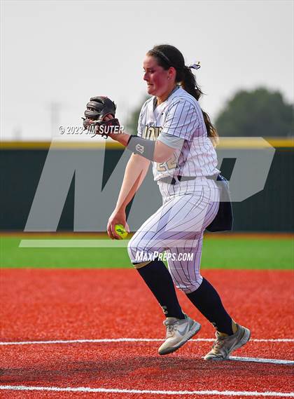 Thumbnail 1 in Lake Creek vs Pflugerville (UIL 5A Reg III Quarterfinal) photogallery.