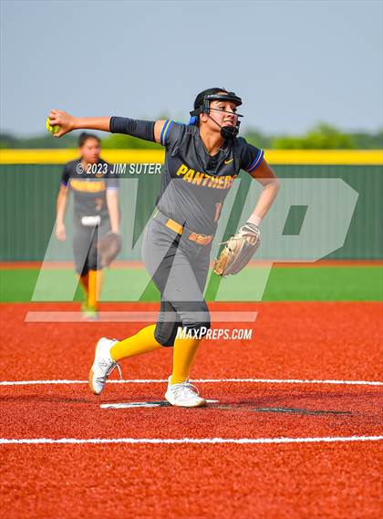Thumbnail 1 in Lake Creek vs Pflugerville (UIL 5A Reg III Quarterfinal) photogallery.