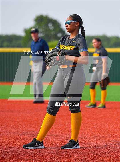 Thumbnail 1 in Lake Creek vs Pflugerville (UIL 5A Reg III Quarterfinal) photogallery.