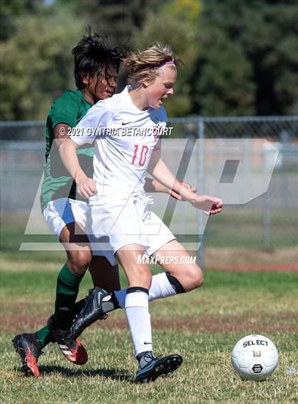 Thumbnail 3 in Smoky Hill vs. Denver East photogallery.