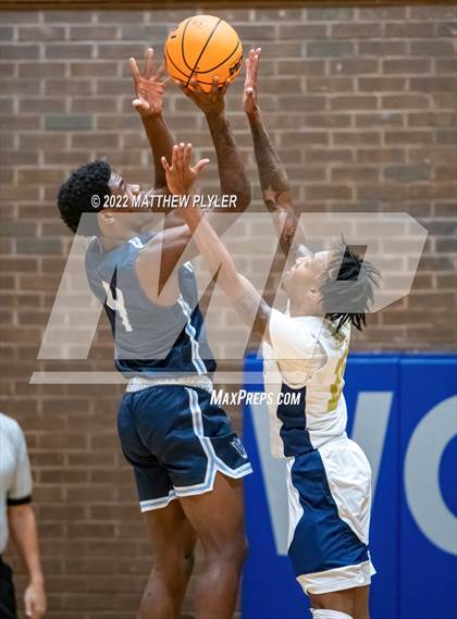 Thumbnail 2 in Hoggard vs. New Life Christian Academy (Cumberland County Holiday Classic) photogallery.