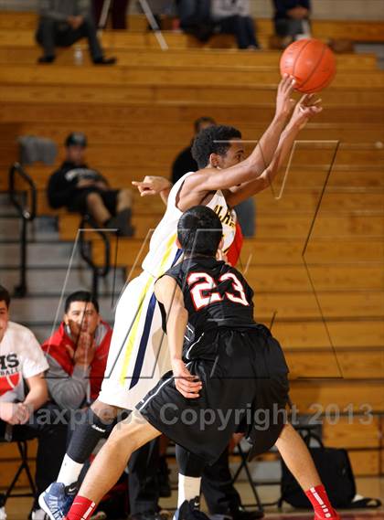 Thumbnail 3 in South Gate vs. Alhambra (Whittier Holiday Invitational) photogallery.