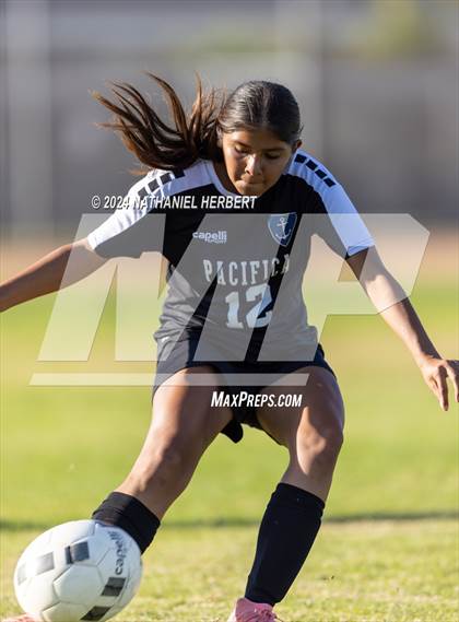 Thumbnail 3 in Pacifica vs Mater Dei (Best in the West Winter Classic) photogallery.