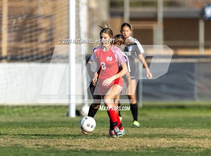 Thumbnail 2 in Pacifica vs Mater Dei (Best in the West Winter Classic) photogallery.