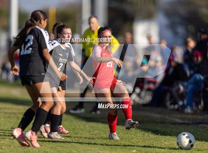 Thumbnail 3 in Pacifica vs Mater Dei (Best in the West Winter Classic) photogallery.