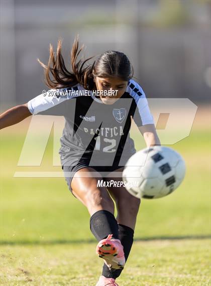 Thumbnail 1 in Pacifica vs Mater Dei (Best in the West Winter Classic) photogallery.