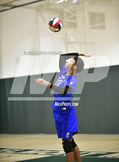Thumbnail 3 in Valley Stream Central vs Elmont Memorial photogallery.
