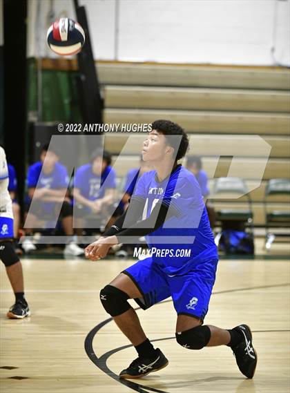 Thumbnail 3 in Valley Stream Central vs Elmont Memorial photogallery.