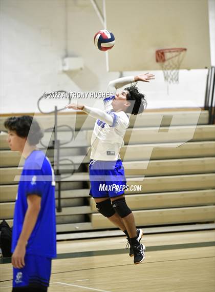 Thumbnail 3 in Valley Stream Central vs Elmont Memorial photogallery.