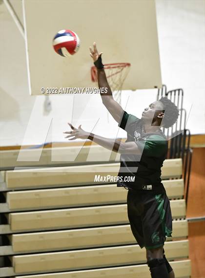Thumbnail 3 in Valley Stream Central vs Elmont Memorial photogallery.