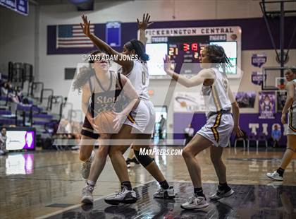 Thumbnail 2 in Stow-Munroe Falls vs. Archbishop Alter photogallery.