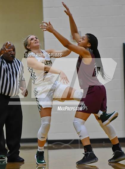 Thumbnail 3 in Jefferson vs Harleton (Harleton Holiday Tournament) photogallery.