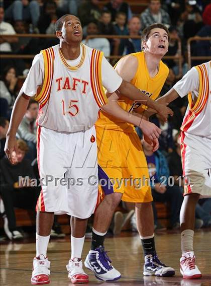 Thumbnail 3 in Taft vs. Mesa (MaxPreps Holiday Classic) photogallery.