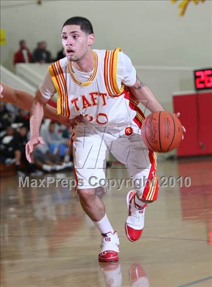 Thumbnail 2 in Taft vs. Mesa (MaxPreps Holiday Classic) photogallery.