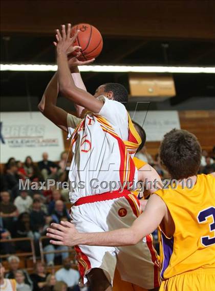 Thumbnail 2 in Taft vs. Mesa (MaxPreps Holiday Classic) photogallery.