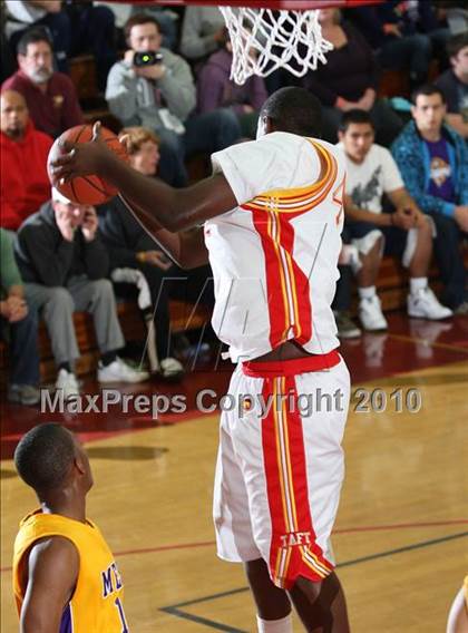 Thumbnail 2 in Taft vs. Mesa (MaxPreps Holiday Classic) photogallery.